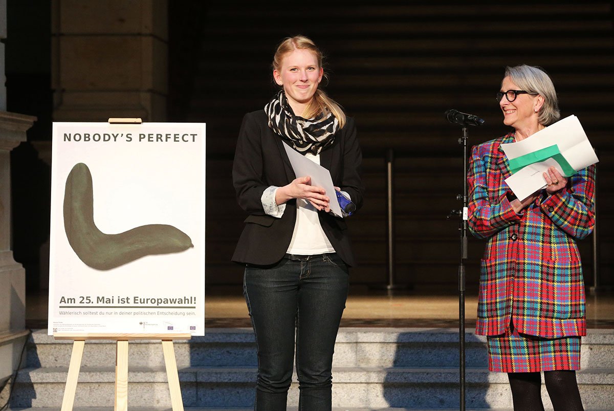 Gewinnerin: Verena Föcke, Jurymitglied Prof. Dr. Monika Flacke, Kuratorin des Deutschen Historischen Museums
